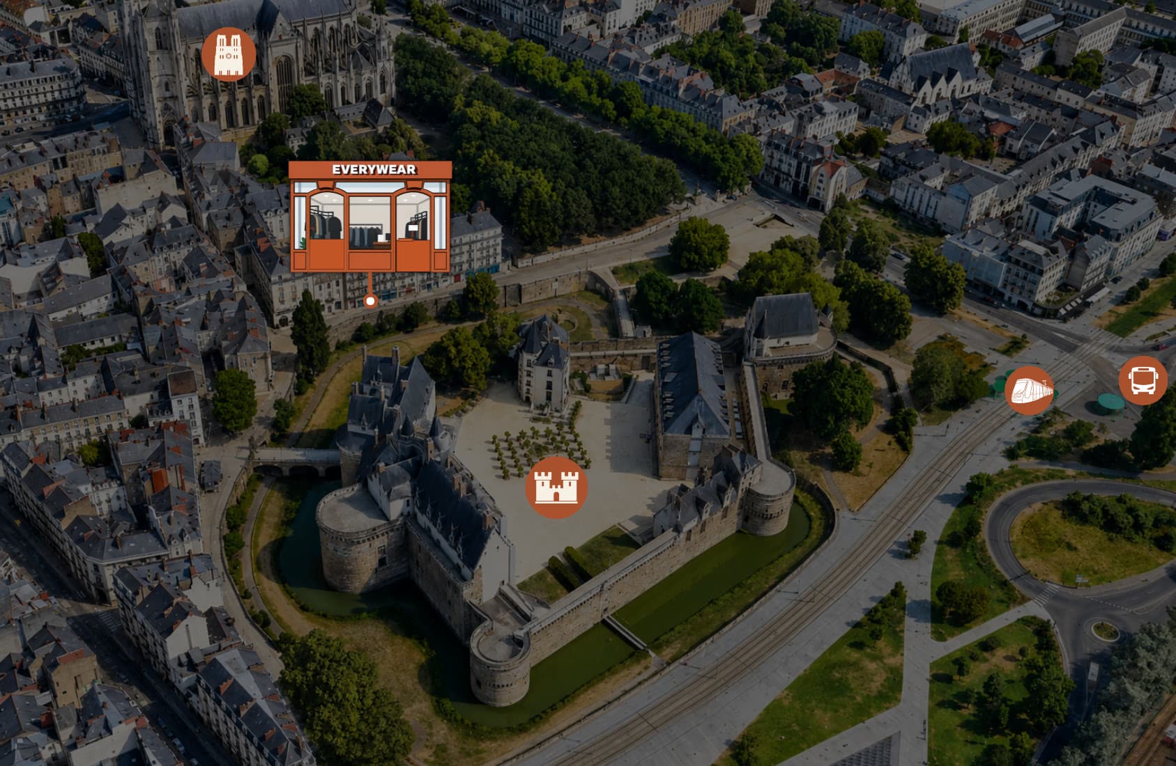 Aerial view of Nantes city centre: the Everywear shop is pinned in orange, right next to the Château des Ducs de Bretagne and the cathedral.